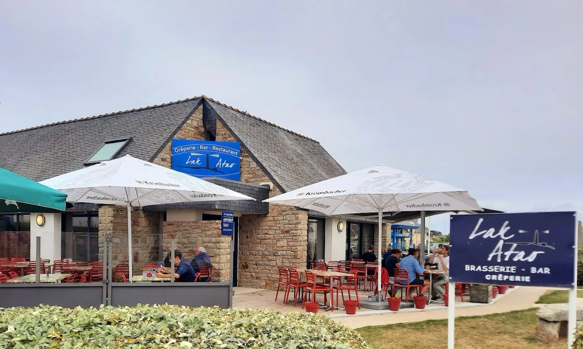 La terrasse du Lak Atao à Penmarc'h, brasserie, bar et crêperie face au phare d'Eckmühl