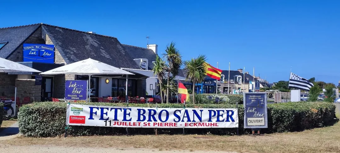 Le Lak Atao à Saint-Pierre, Penmarc'h, avec la banderole de la fête Bro San Per le 11 juillet